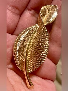 Gold Leaf Brooch Pin - Elegant Women’s Jewelry